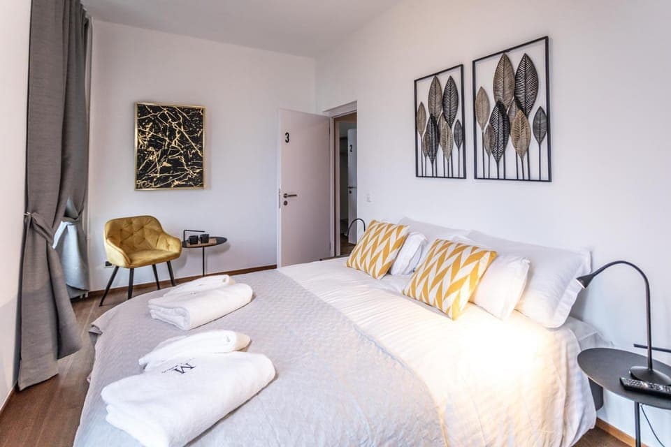 Bed, Photo of the whole room, Bedroom