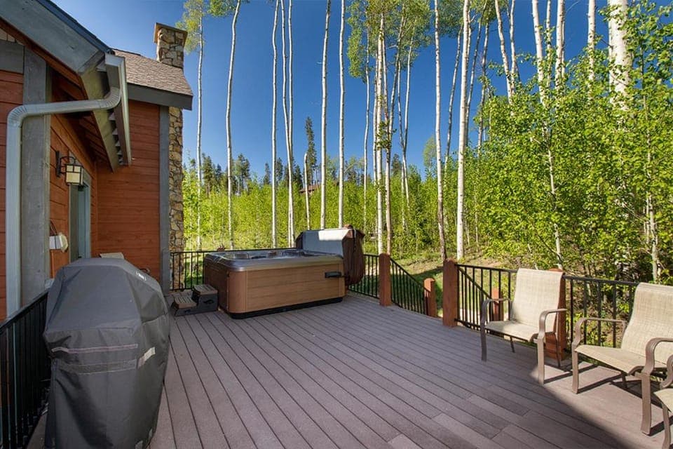 Property building, Patio, Day, Natural landscape, Summer, BBQ facilities, Hot Tub, Balcony/Terrace, Seating area