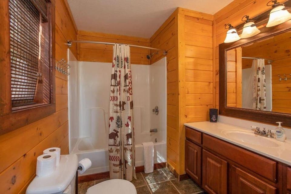 All About the View-Free Dollywood ticket, 5 BR, 4 Bath Family retreat w mountain views, privacy Chalet in Pigeon Forge