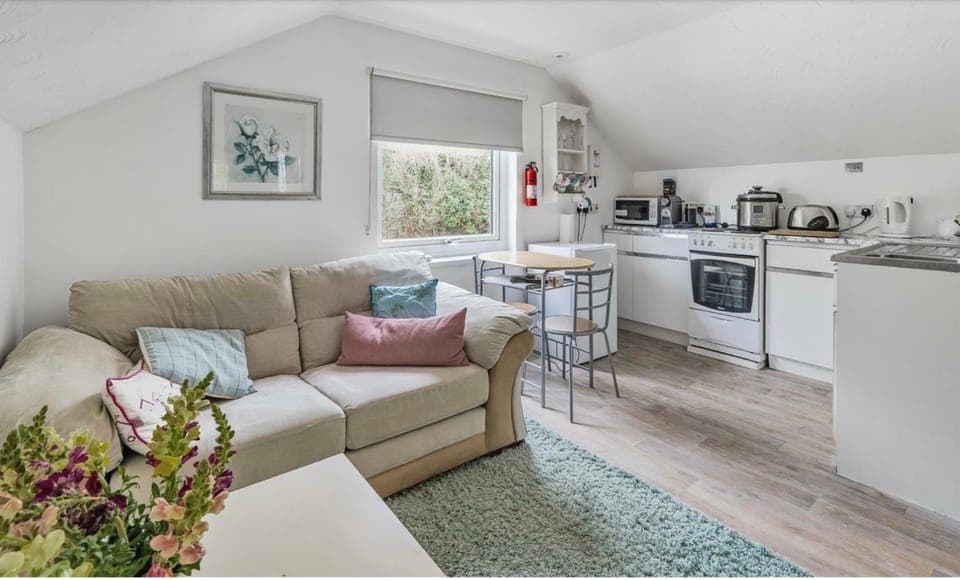 Kitchen or kitchenette, Seating area