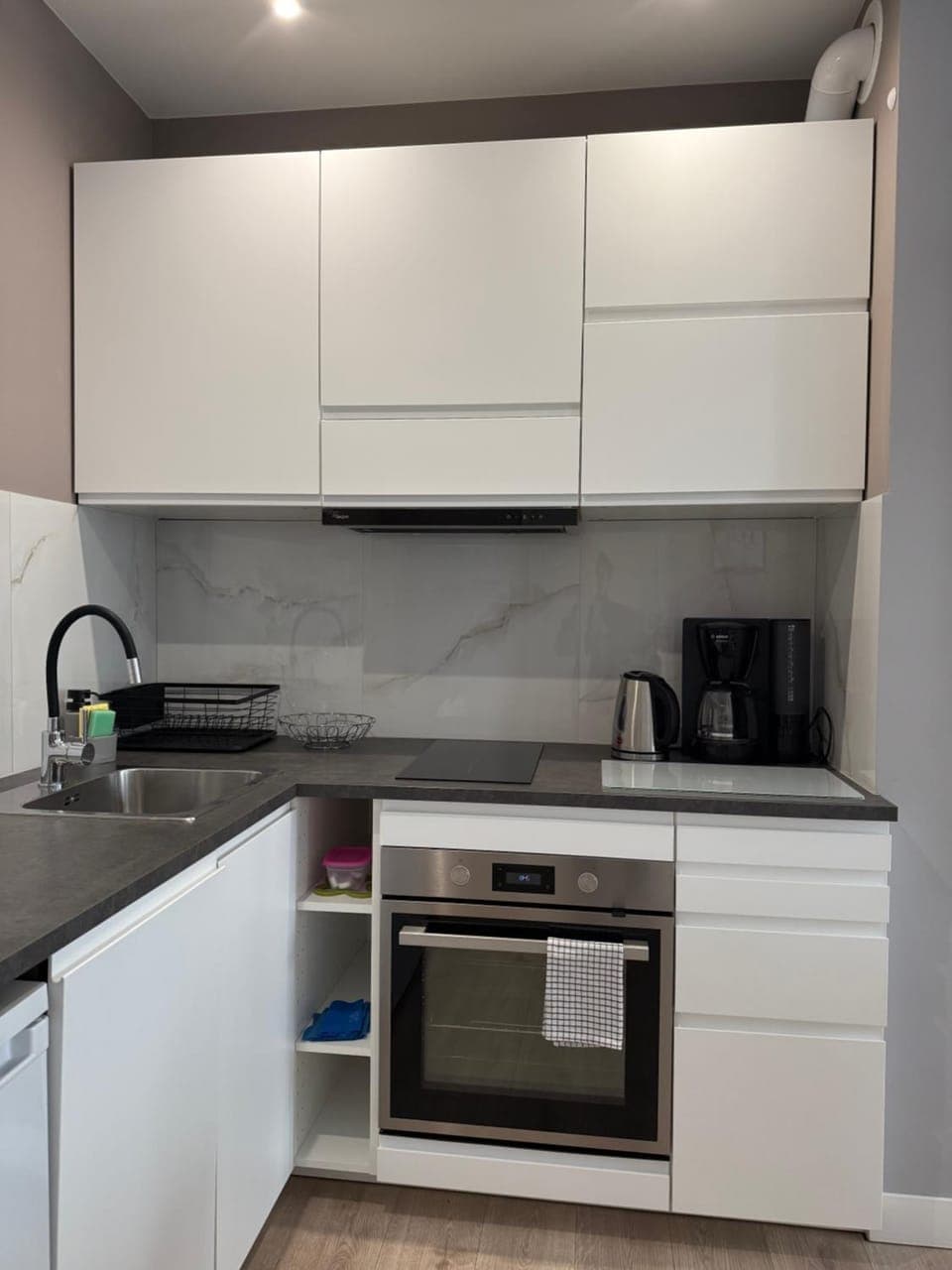 Coffee/tea facilities, Kitchen or kitchenette, dishwasher, microwave, stove