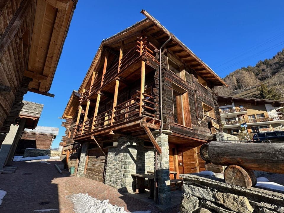 Property building, Facade/entrance, Off site