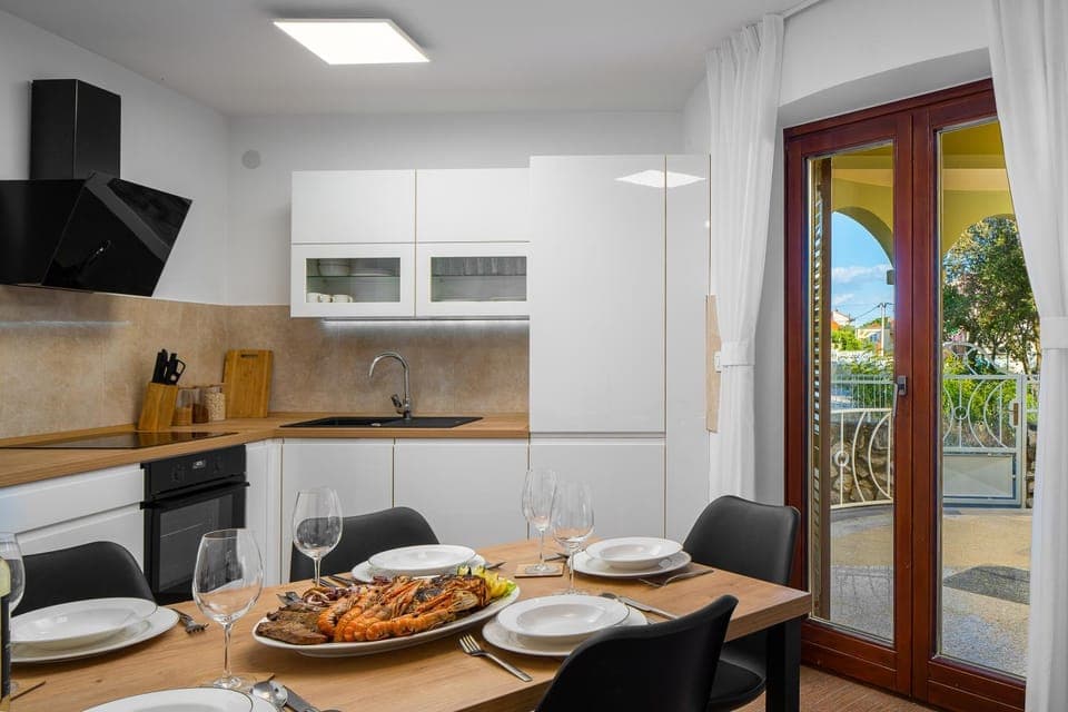 Kitchen or kitchenette, Food and drinks, stove