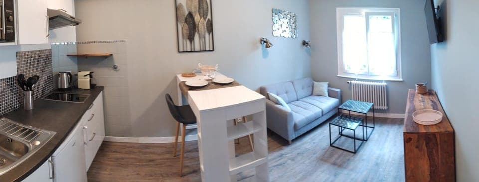 TV and multimedia, Coffee/tea facilities, Kitchen or kitchenette, Living room, Seating area, Dining area