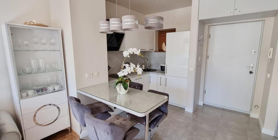 Kitchen or kitchenette, Dining area, Parking, dishwasher, stove, toaster