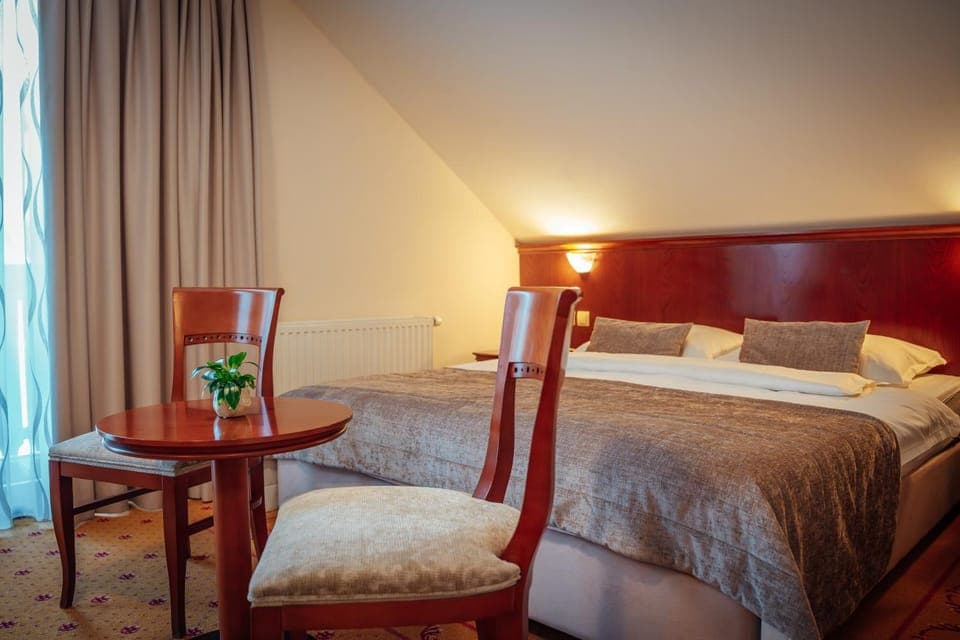 Bed, Seating area, Bedroom