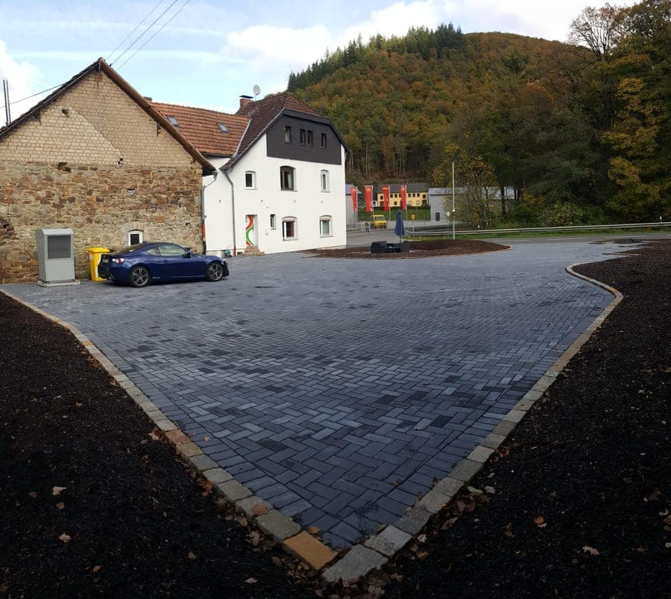 Property building, Patio, Facade/entrance, Natural landscape, BBQ facilities, Balcony/Terrace, Parking