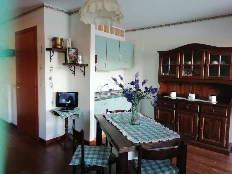 TV and multimedia, Living room, Seating area, Dining area