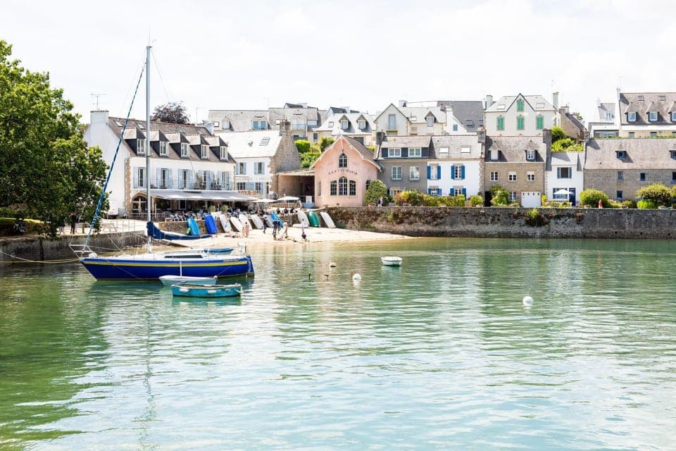 Nearby landmark, Restaurant/places to eat, Neighbourhood, Natural landscape, Beach