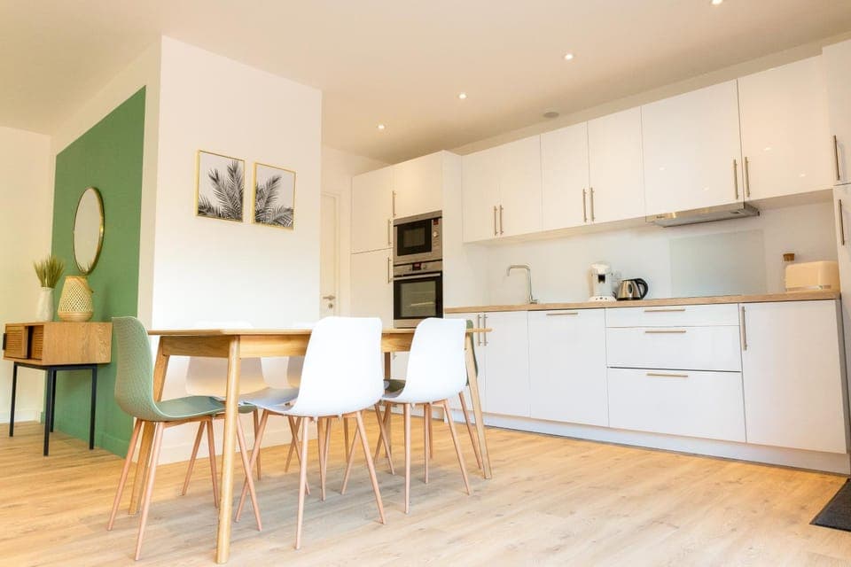 Kitchen or kitchenette, Dining area