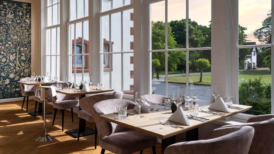 Restaurant/places to eat, Banquet/Function facilities