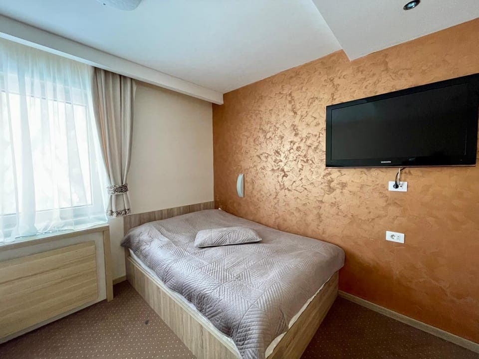 Bed, TV and multimedia, Photo of the whole room