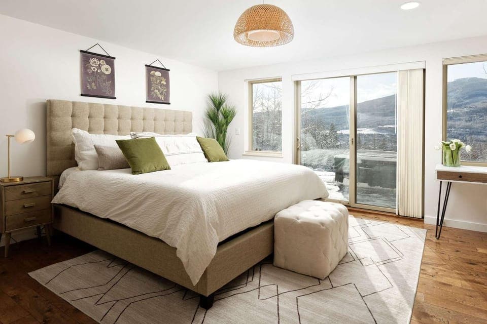 Bedroom, Mountain view