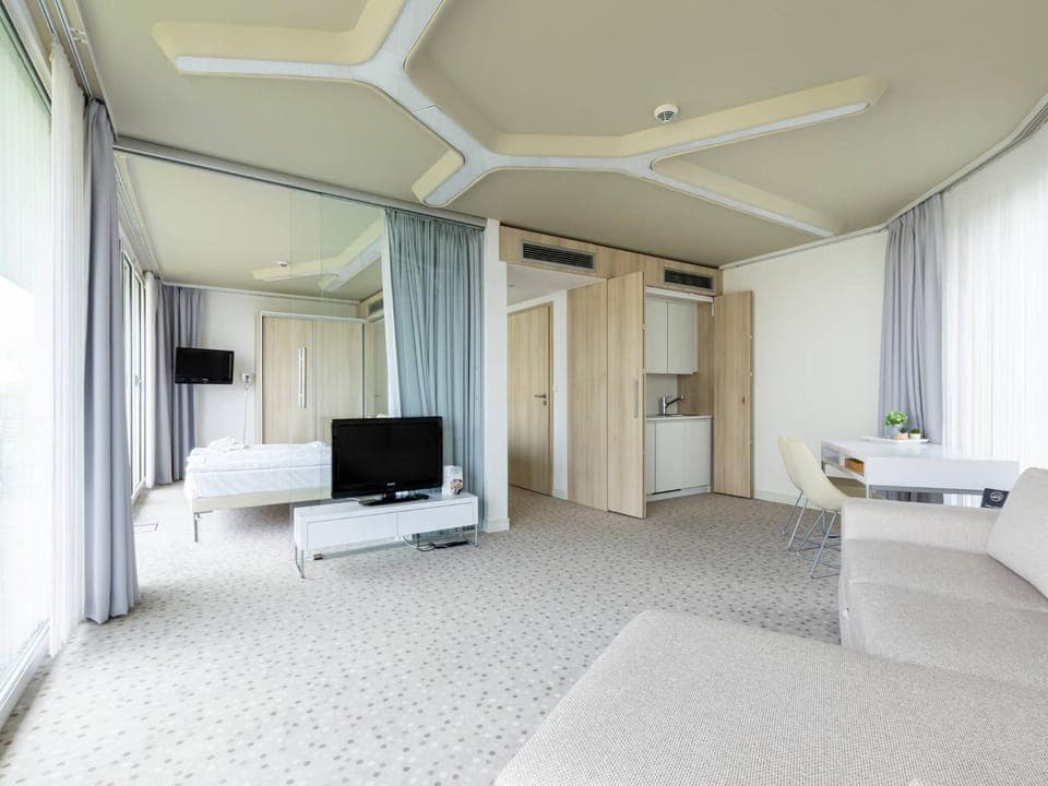 TV and multimedia, Living room, Seating area, Dining area