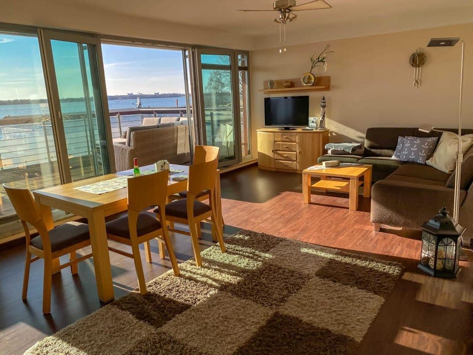 Communal lounge/ TV room, Natural landscape, TV and multimedia, View (from property/room), Balcony/Terrace, Kitchen or kitchenette, Living room, Seating area, Dining area, Evening entertainment, Sea view