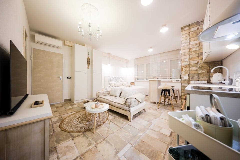 Bed, TV and multimedia, Kitchen or kitchenette, Living room, Seating area, Bedroom