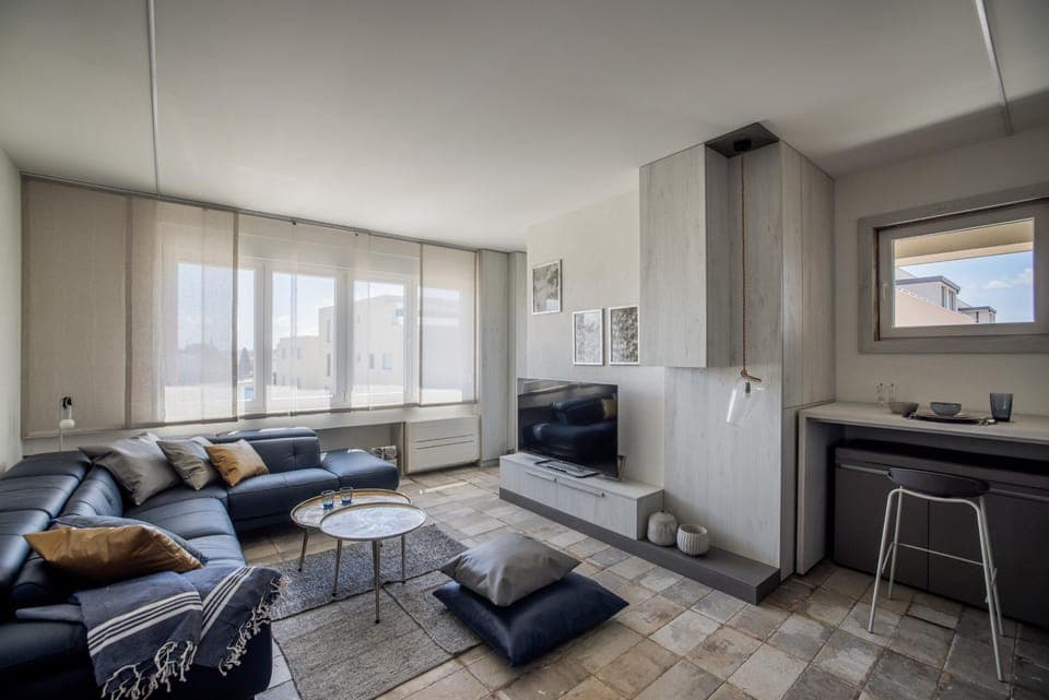TV and multimedia, Living room, Seating area, Dining area