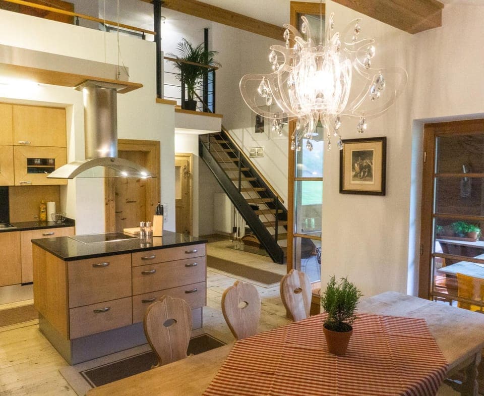 Kitchen or kitchenette, Dining area