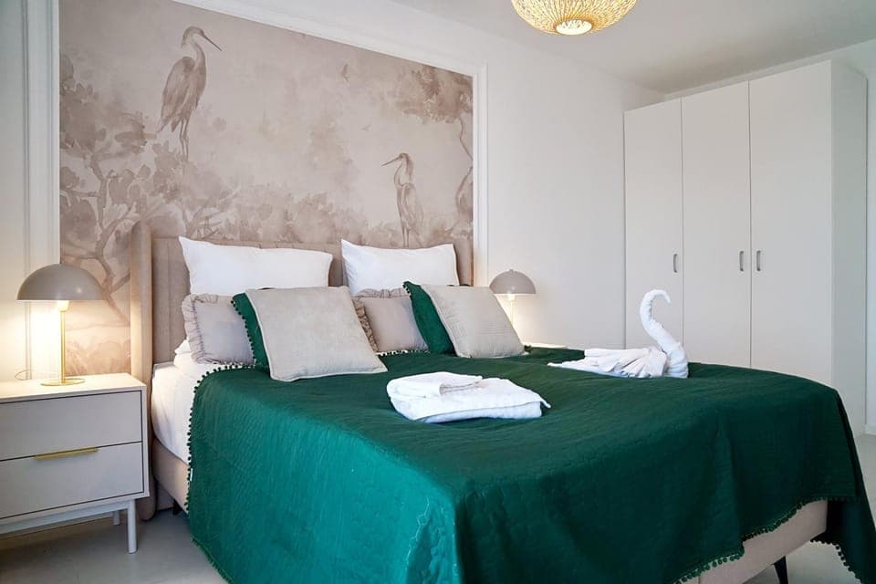 Bed, Photo of the whole room, Bedroom, towels