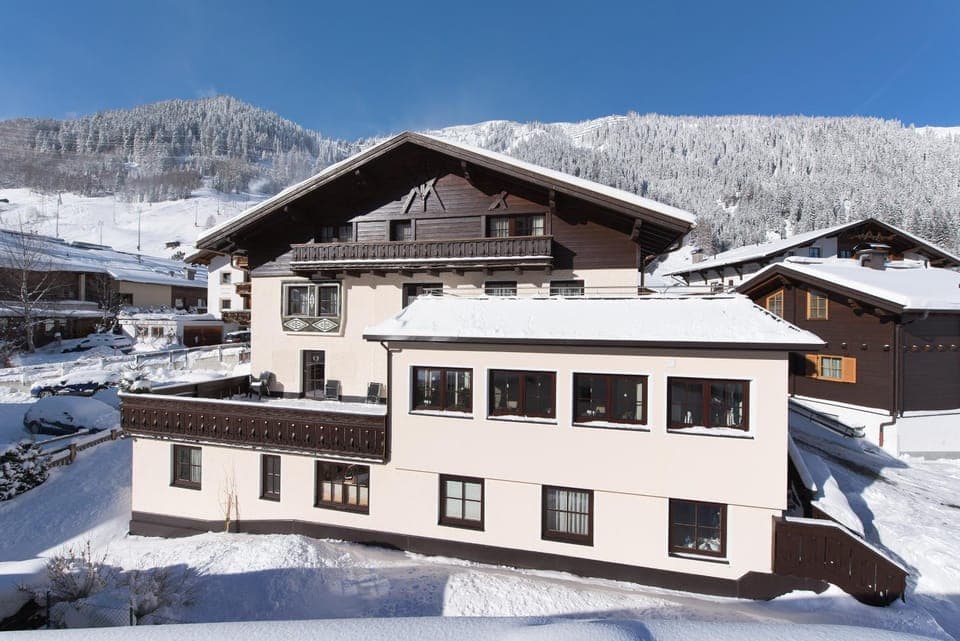 Facade/entrance, Day, Winter