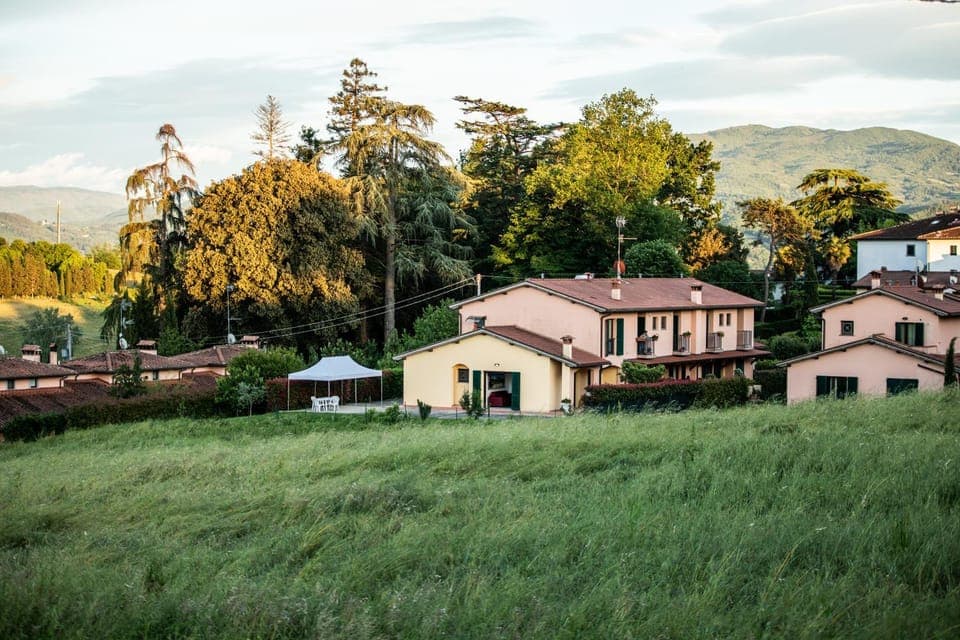 Property building, Neighbourhood