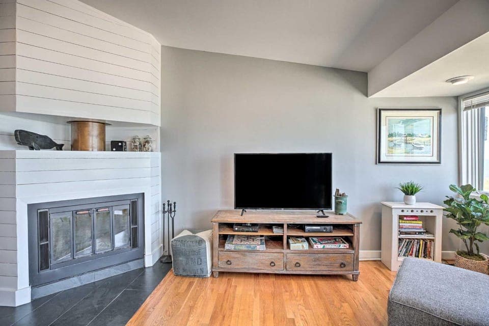 Lakefront Family Retreat w/ Grill: Steps to Beach! House in Gary