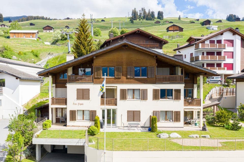 Property building, Facade/entrance, Off site