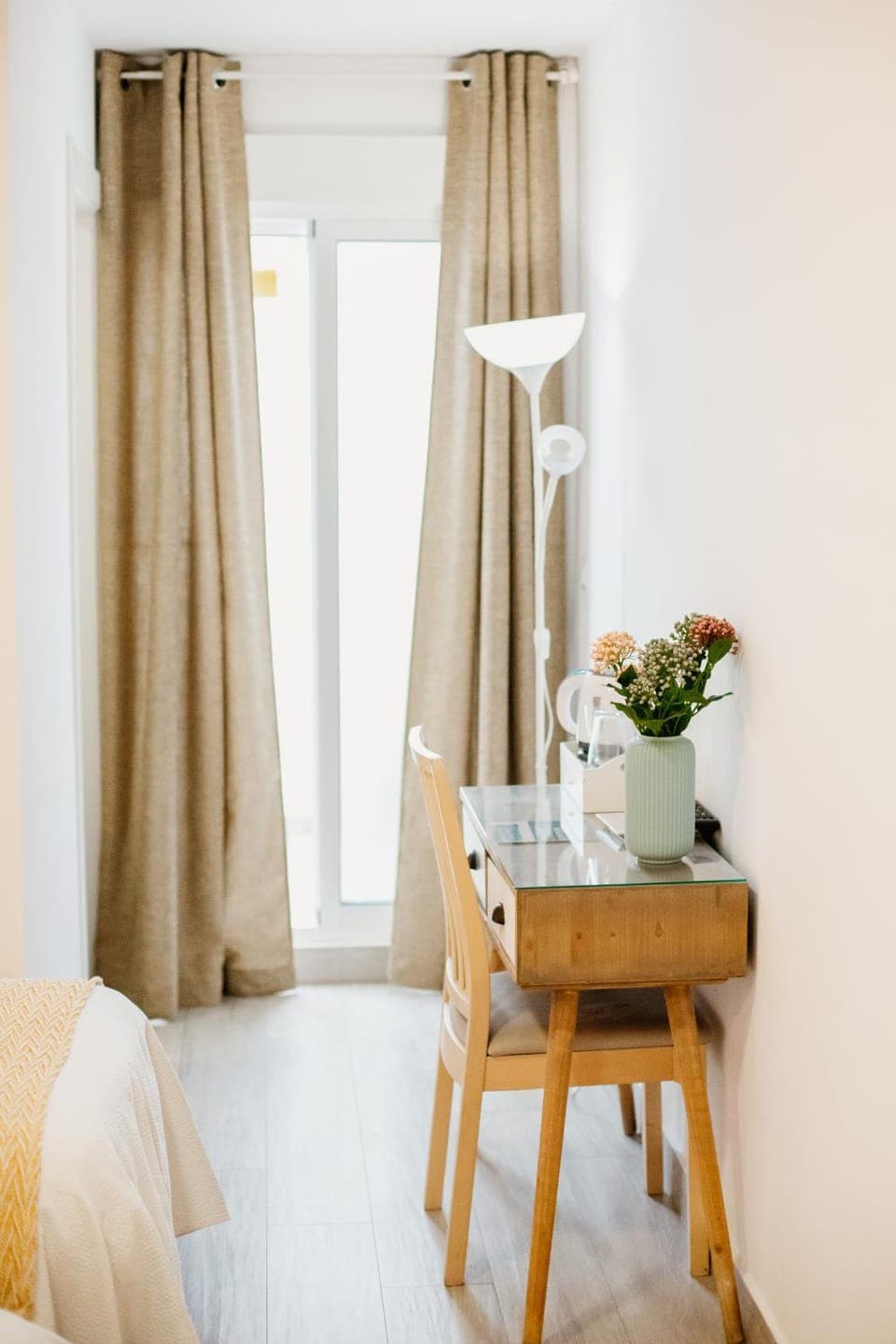 Photo of the whole room, Seating area