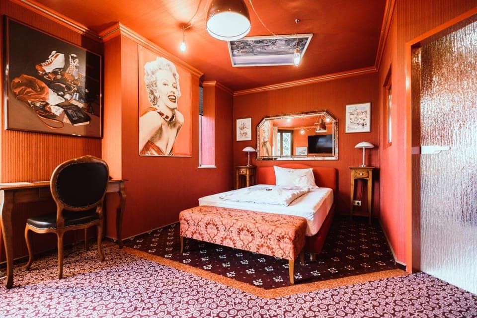 Bed, Photo of the whole room