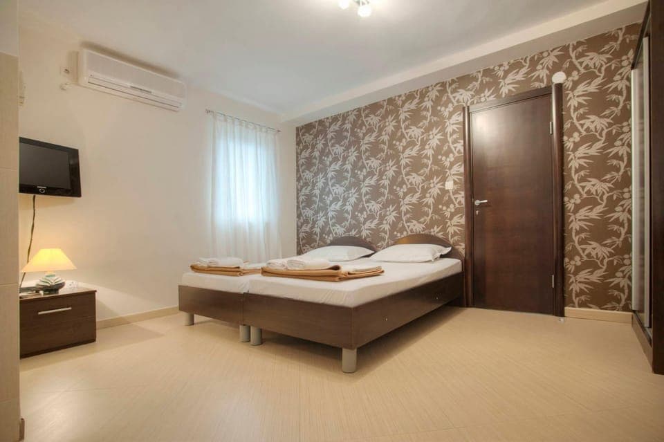 Bed, Bedroom, towels, air conditioner