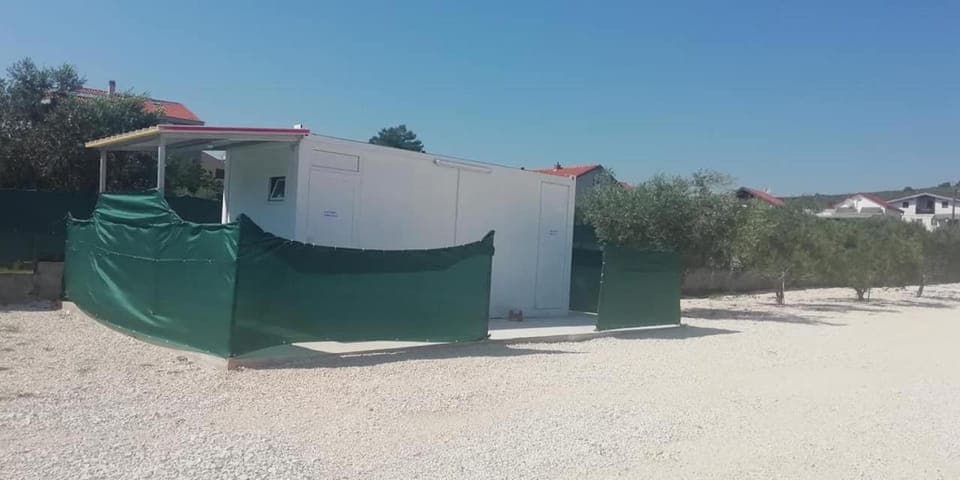Shower, Toilet