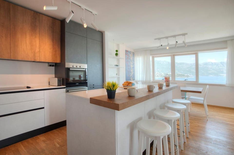 Kitchen or kitchenette, Dining area, Communal kitchen, City view, Sea view