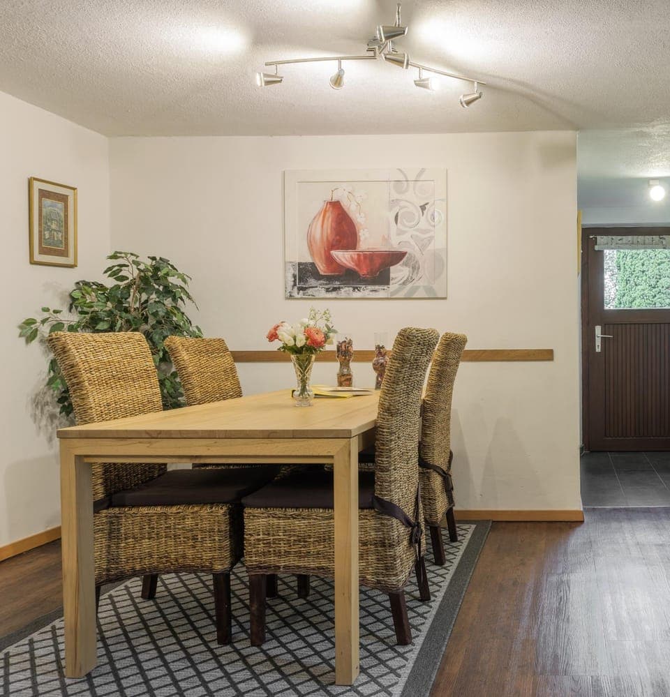 Photo of the whole room, Dining area