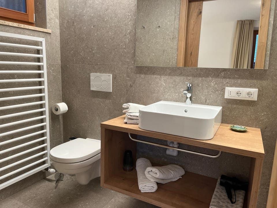 Toilet, Bathroom, towels