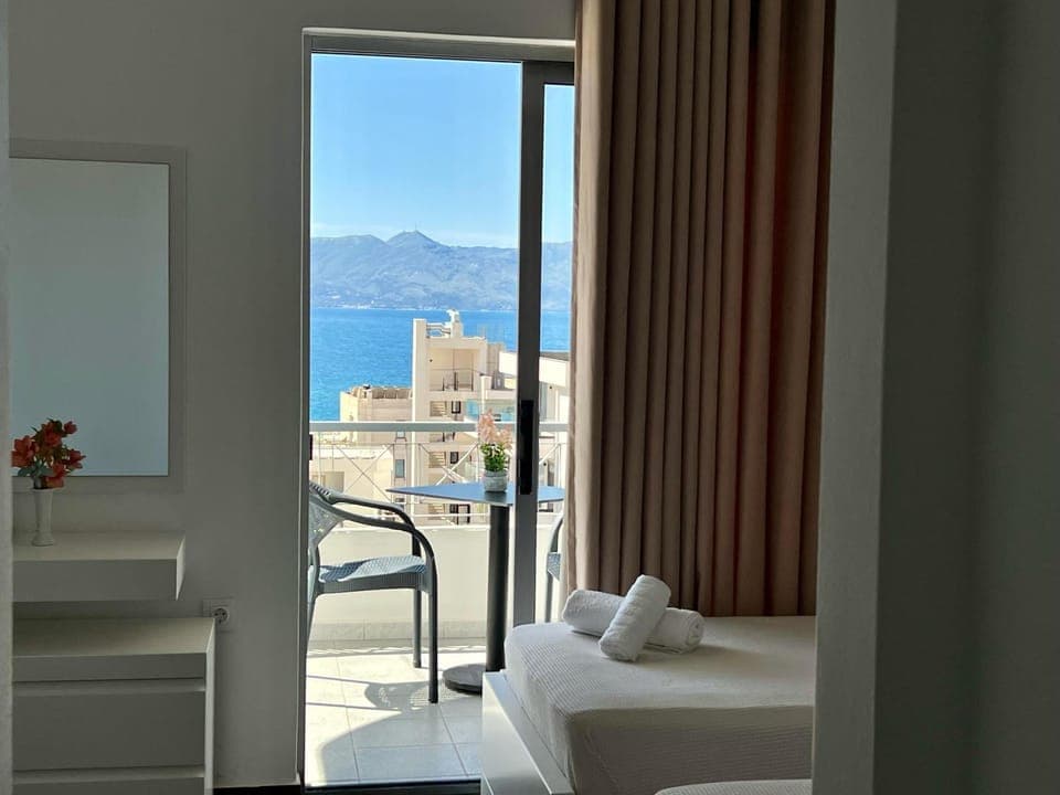 Bed, Balcony/Terrace, Photo of the whole room, Bedroom, Mountain view, Sea view, towels