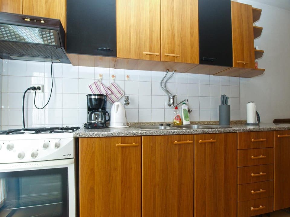 Coffee/tea facilities, Kitchen or kitchenette, stove