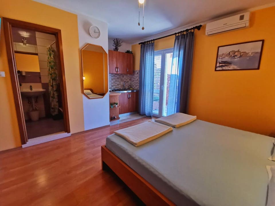 Bed, Kitchen or kitchenette, Bedroom, air conditioner