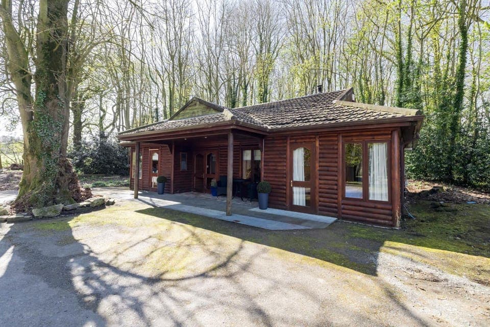 Forest Lodge with Hot Tub & Padel Tennis Court House in Northern Ireland