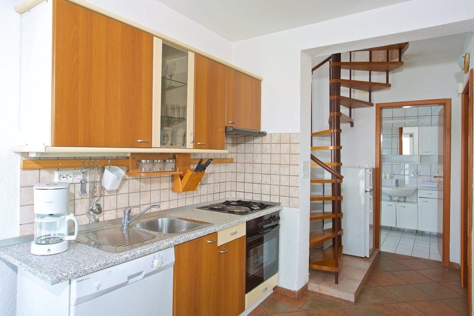 Kitchen or kitchenette, dishwasher