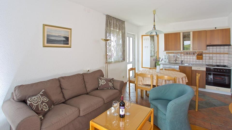 Kitchen or kitchenette, Living room, Seating area, Dining area