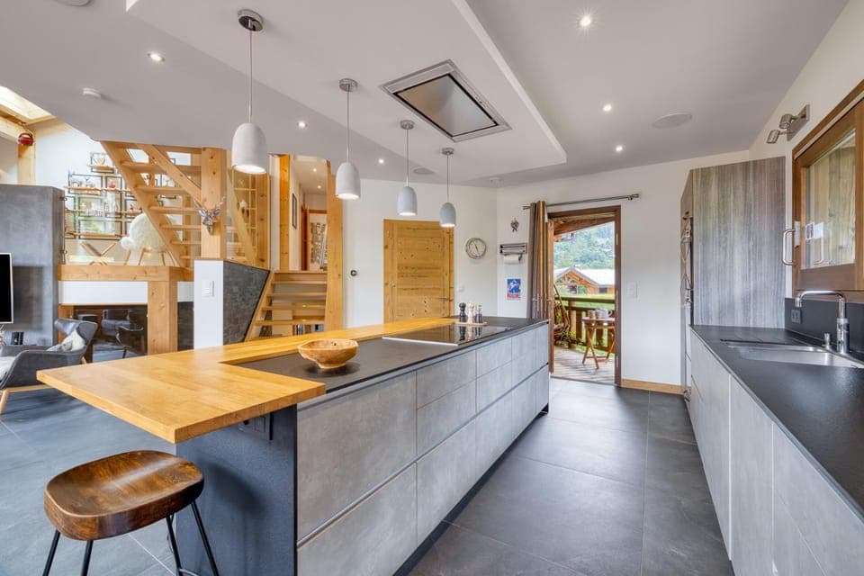 Lounge or bar, kitchen