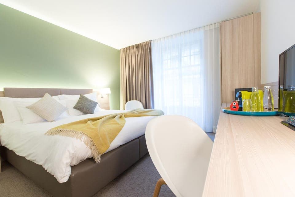 Photo of the whole room, City view