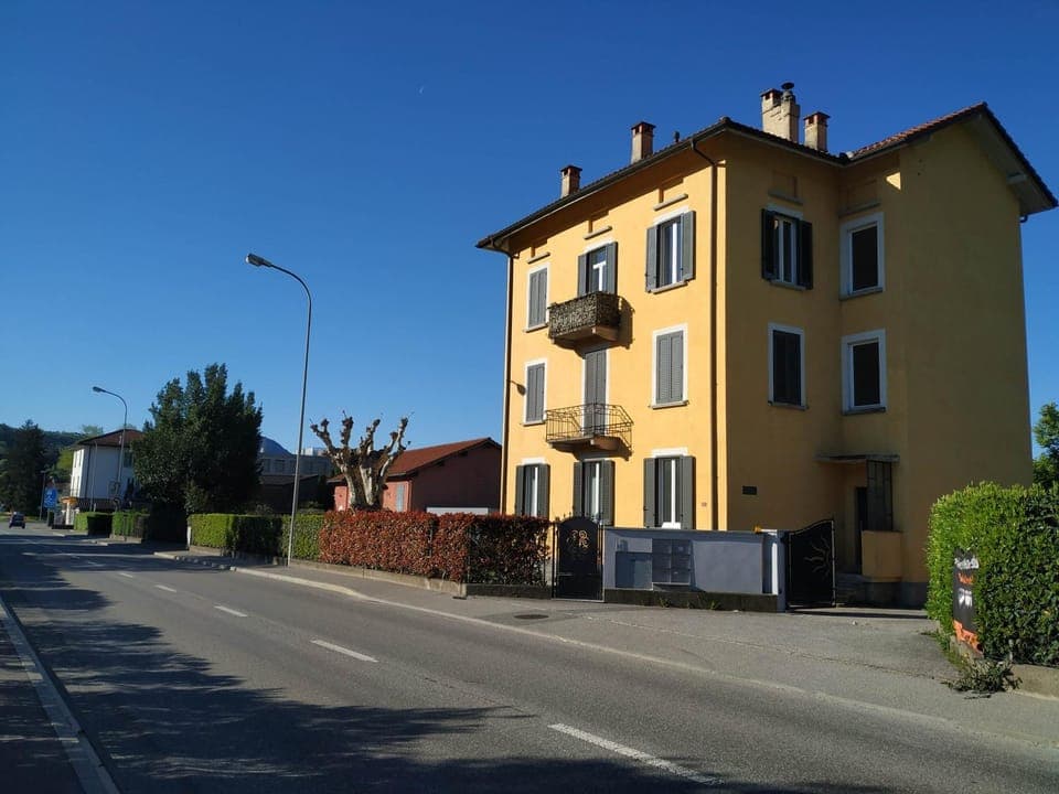 Property building, Day, Neighbourhood, Street view