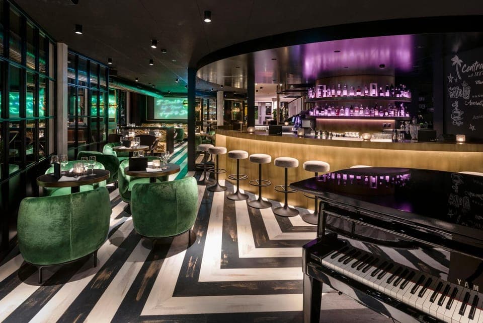 Restaurant/places to eat, Lounge or bar