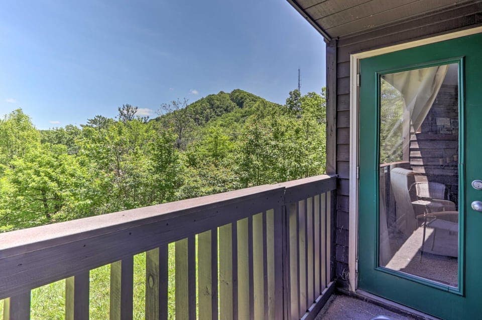 Condo w/ Pool & Grill Access ~ 4 Mi to Gatlinburg! House in Gatlinburg