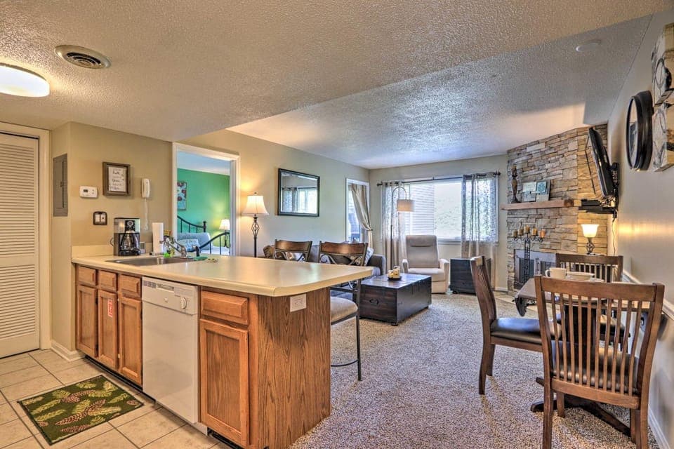 Condo w/ Pool & Grill Access ~ 4 Mi to Gatlinburg! House in Gatlinburg