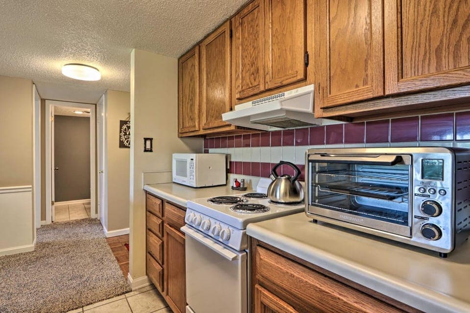 Condo w/ Pool & Grill Access ~ 4 Mi to Gatlinburg! House in Gatlinburg
