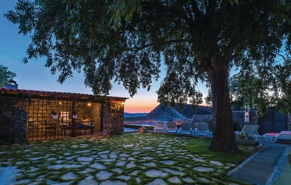 Decorative detail, Lake view, Landmark view, Mountain view, Pool view, Sea view, Street view