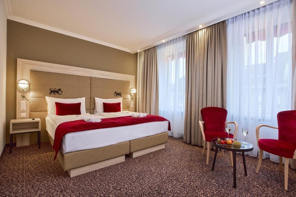 Bed, Seating area, Bedroom, City view, Street view