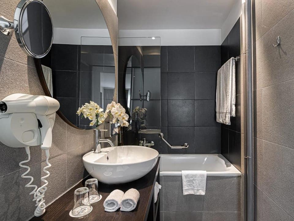 Bathroom, Bedroom, Bath, hair dryier